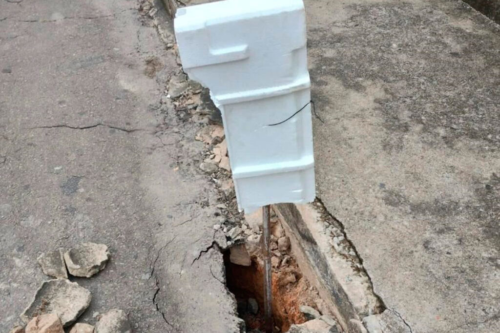 Erosão afeta rede de água e preocupa moradores 2 vu 14 11 CAPA Colaboracao do leitor