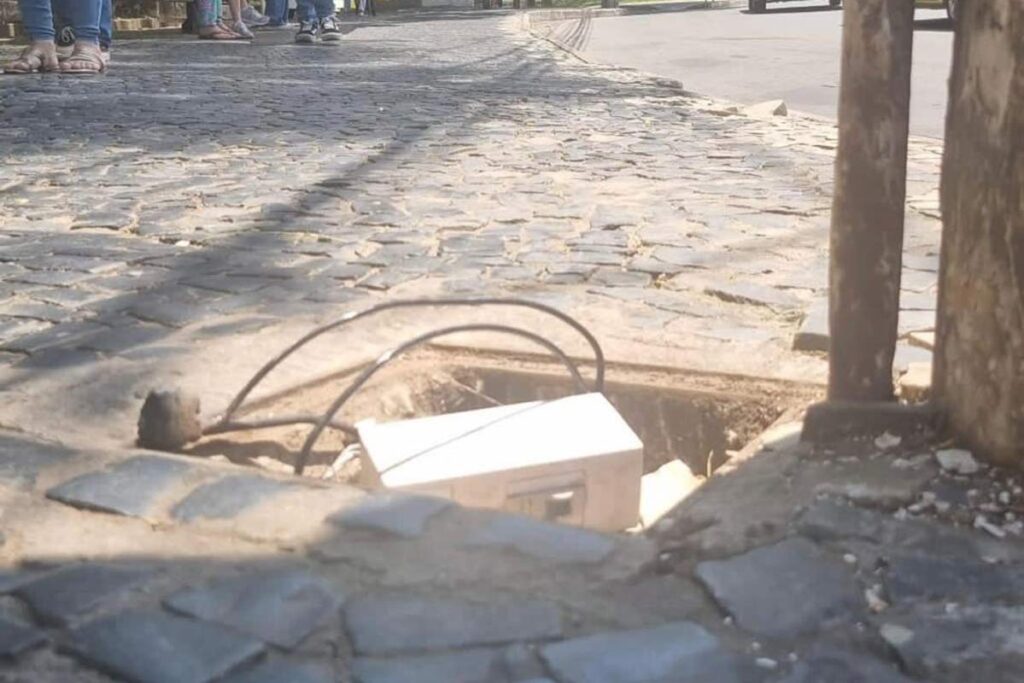 Caixa sem proteção e com fiação exposta apresenta riscos na Praça de São Mateus 2 vu dia 22 de nov credito LeonardoCosta