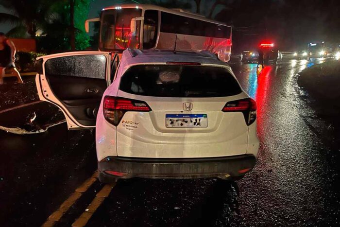 Carro colide com ônibus após motorista ter 'mal súbito' 1 ACIDENTE BR 267 PMRV