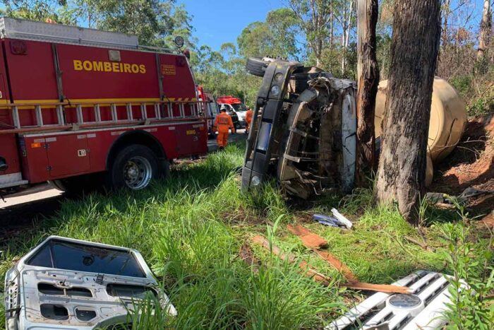 Grave acidente com van escolar deixa dois mortos e sete feridos 1 ACIDENTE VAN DIVULGACAO CORPOR DE BOMBEIROS