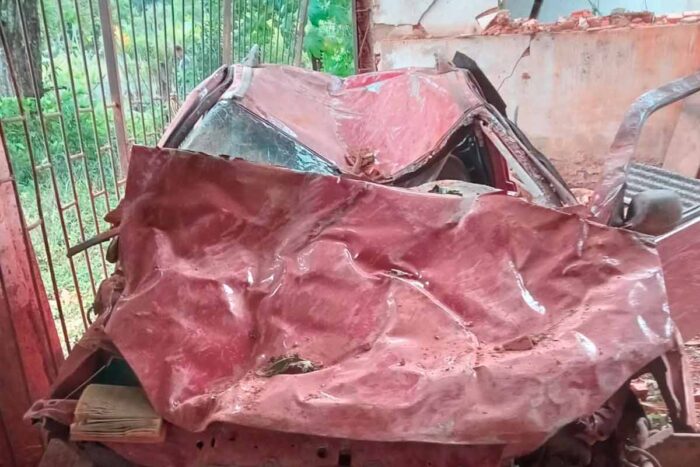 Motorista morre após carro bater em estrutura na LMG-850 1 Motorista morre após carro bater em estrutura na LMG-850