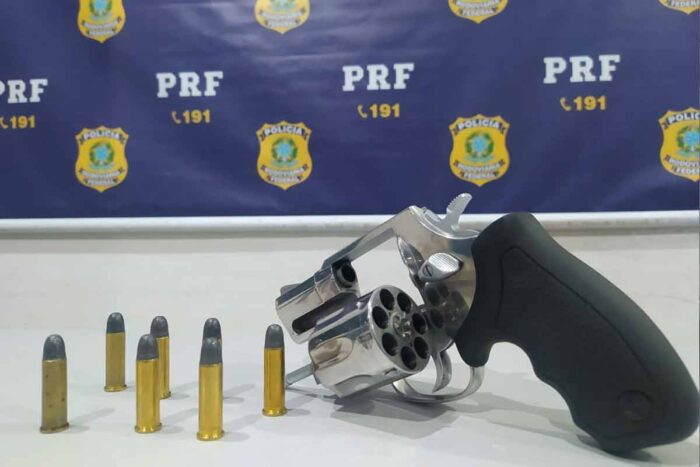 Casal é preso transportando arma de fogo 1 Arma de fogo apreendida PRF PRF
