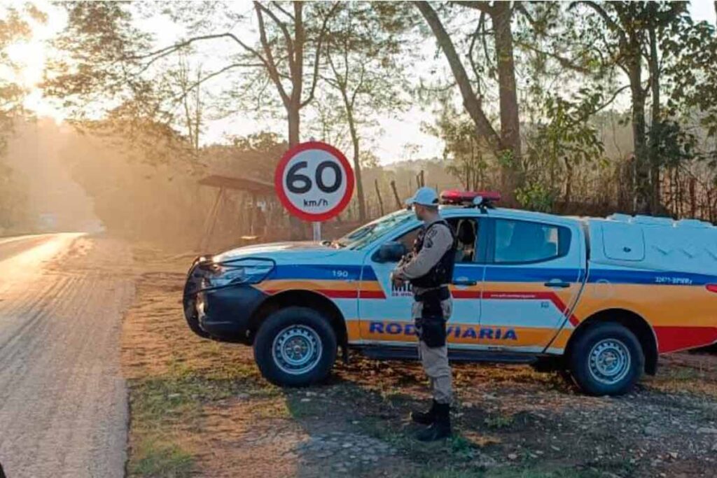 Polícia Rodoviária registra batida entre carretas na BR-265 1 Mais de dez acidentes são registrados em estradas da região