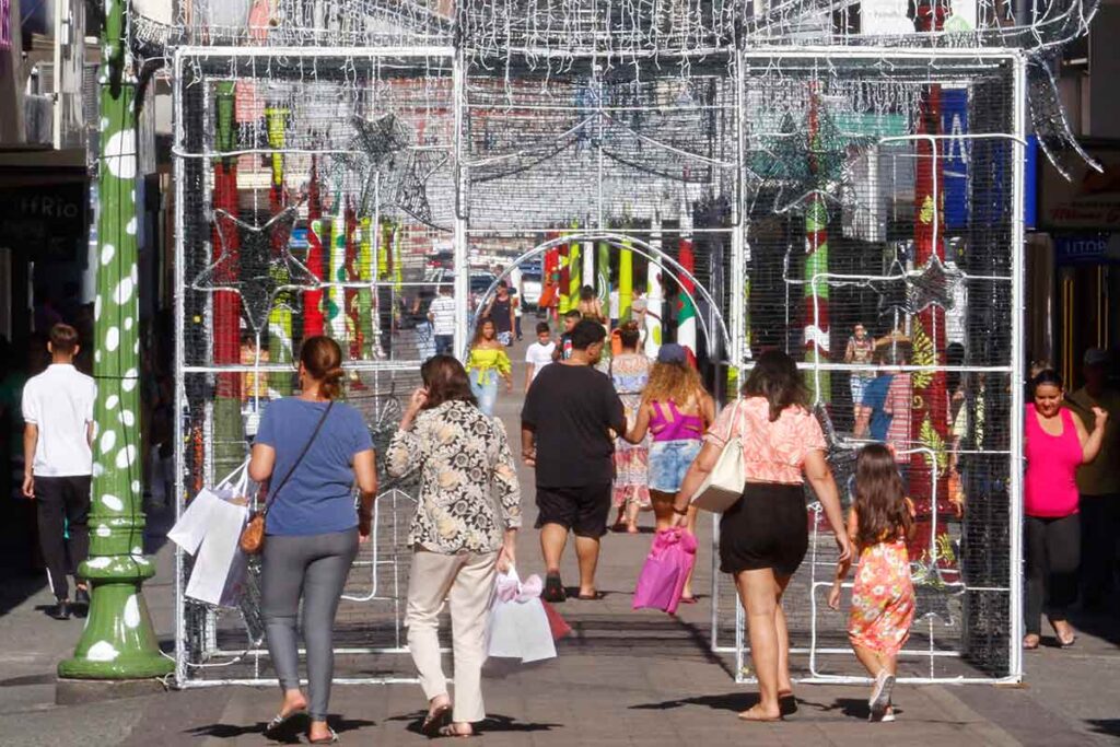 Veja o horário especial do comércio e saiba os direitos dos trabalhadores
