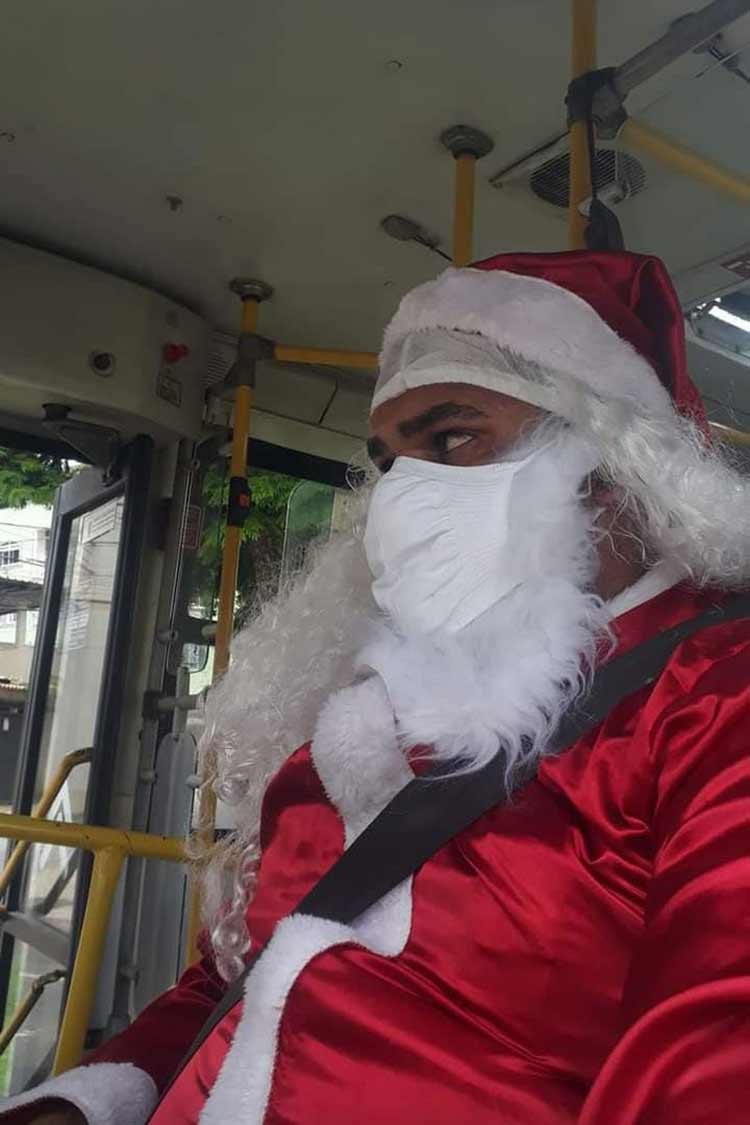 Espírito natalino atrás do volante: trabalhadores do transporte vestem-se de Papai Noel 2 TRANSPORTE PAPAI NOEL Arquivo pessoal 1