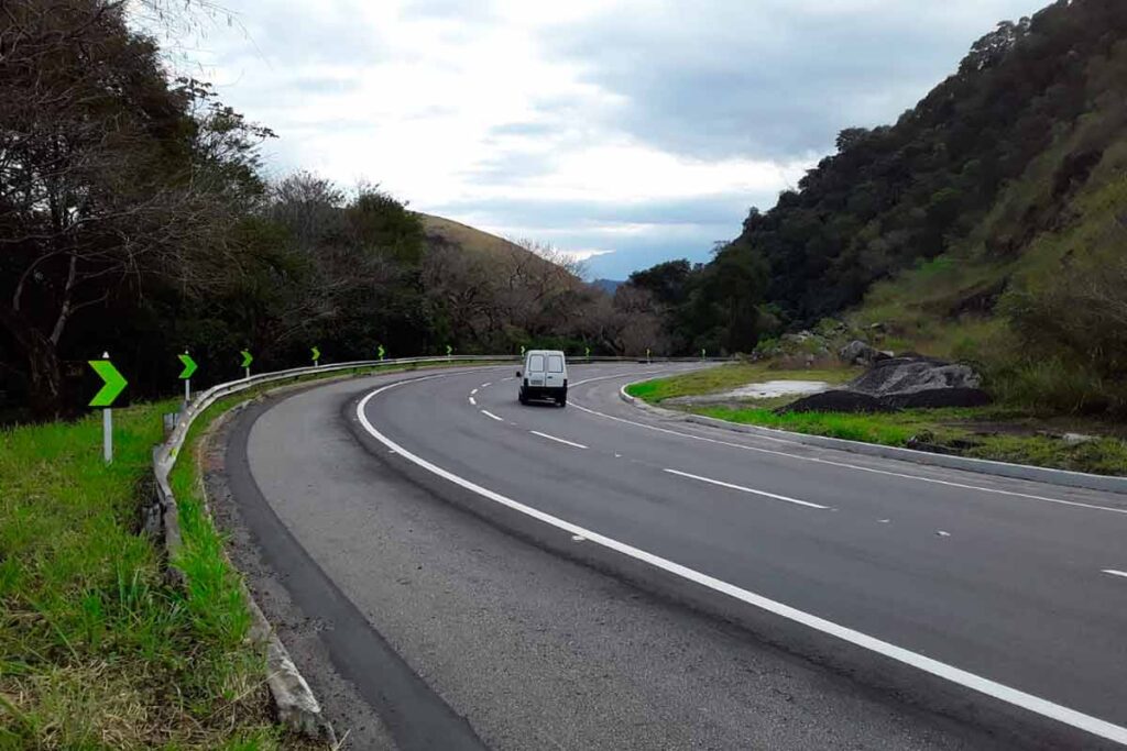 Serra de Petrópolis é interditada para passagem de carretas 1 Trecho da Serra de Petrópolis será interditado para passagem de carretas de grande porte