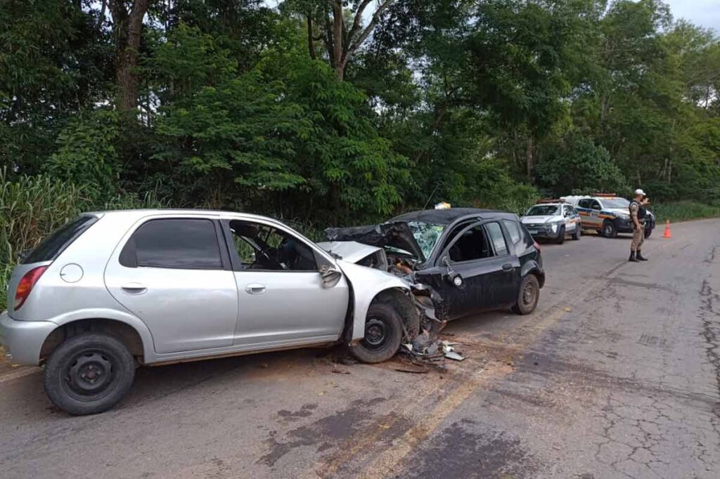 Colisão entre carros deixa uma pessoa morta e duas feridas na MG-133 1 acidente mg 133 divulgacao pmr