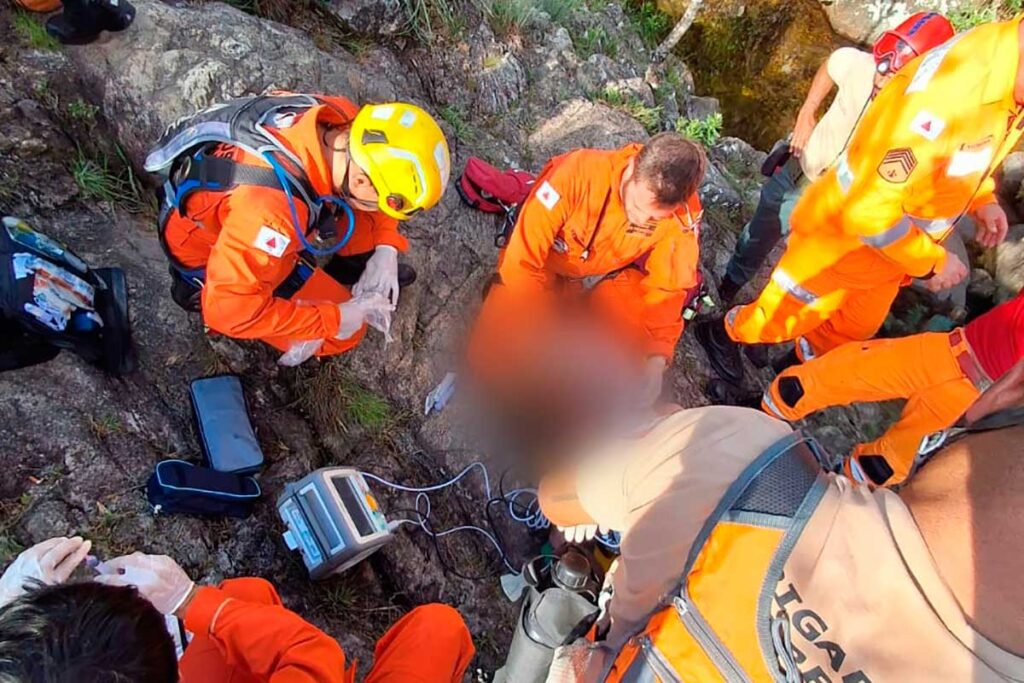 Homem morre após se perder em cachoeira 1 cachoeira bombeiros by bombeiros