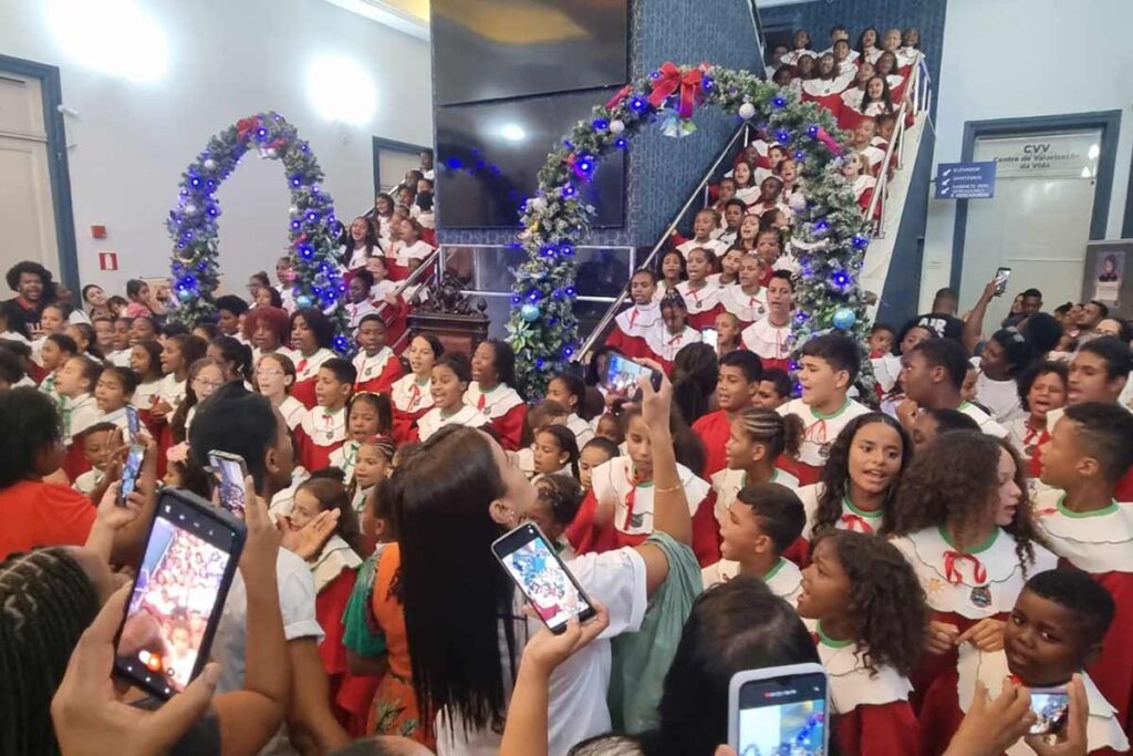 Coral e chegada do Papai Noel inauguram 'Natal da Câmara' 2 cantata camara municipal leonardo costa