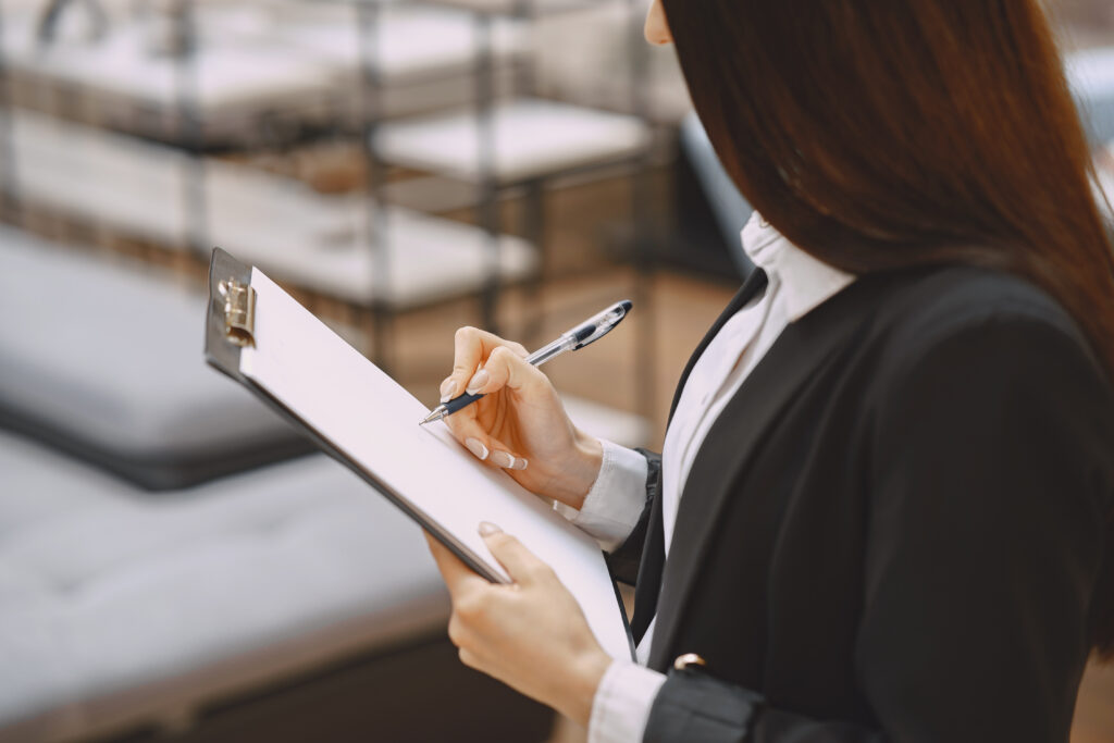 Preparando sua empresa para um novo ano: checklist para melhorar a gestão de documentos com a Célula 2 empresaria em um terno preto no escritorio