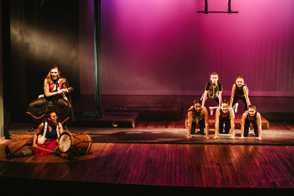 Lá na Lona apresenta dois espetáculos no Teatro Paschoal 1 la na lona