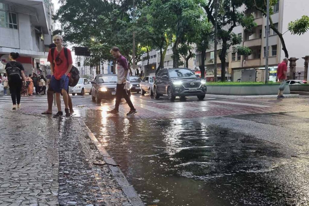 Asfalto irregular prejudica escoamento de água da chuva 2 ok VIDA URBANA LEONARDO COSTA