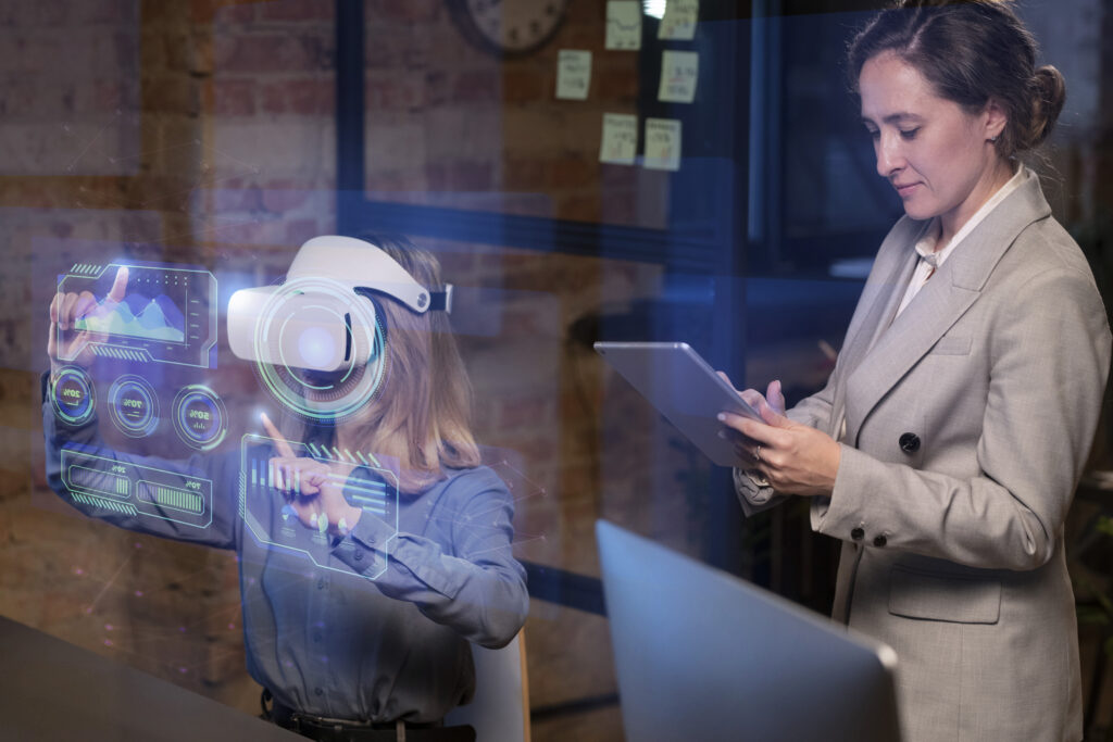 Você já ouviu falar em Upskilling e Reskilling? 2 pessoas de tiro medio usando oculos vr
