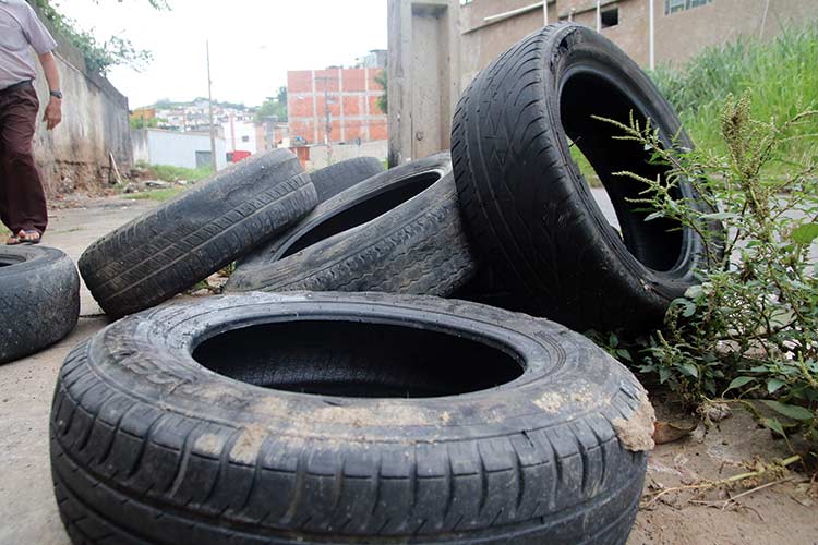 Casos prováveis de dengue crescem 12 vezes em um ano em JF 1 pneus dengue fernando priamo arquivo tm