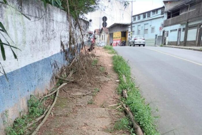 Condições da calçada na Rua Bernardo Mascarenhas colocam pedestres em risco 1 vu dia 21 de dezembro 1