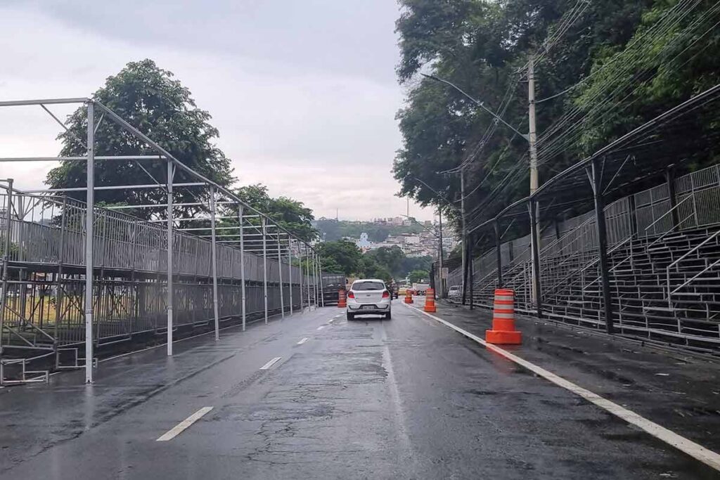 Avenida Brasil é fechada para montagem da Passarela do Samba 1 ARQUIBANCADA CAPA Leonardo Costa