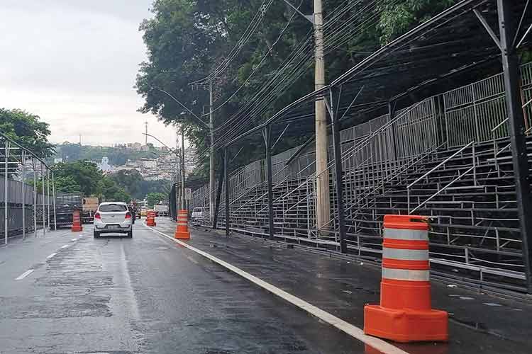 Estrutura da Passarela do Samba é montada na Avenida Brasil 1 ARQUIBANCADA INTERNA Leonardo Costa