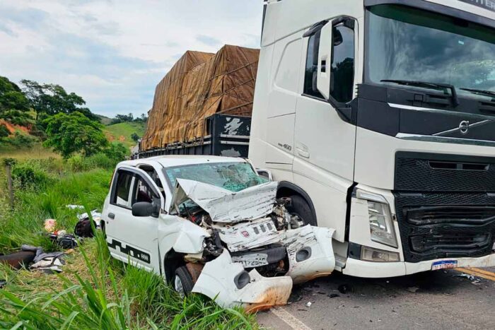 Acidente entre carro e carreta deixa dois mortos na MGC-265 1 Acidente PMR