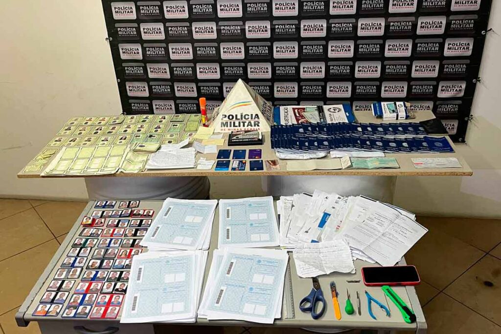 Homem é preso sob suspeita de falsificar documentos no Bom Pastor 1 Apreensao documentos falsificados PMMG