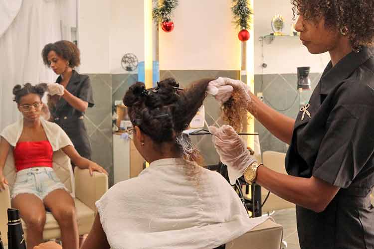 Especialistas de JF comentam proibição de 1.200 novos produtos de cabelo e barba pela Anvisa 1 CABELO LUCIANA MIRANDA interna1 Felipe Couri
