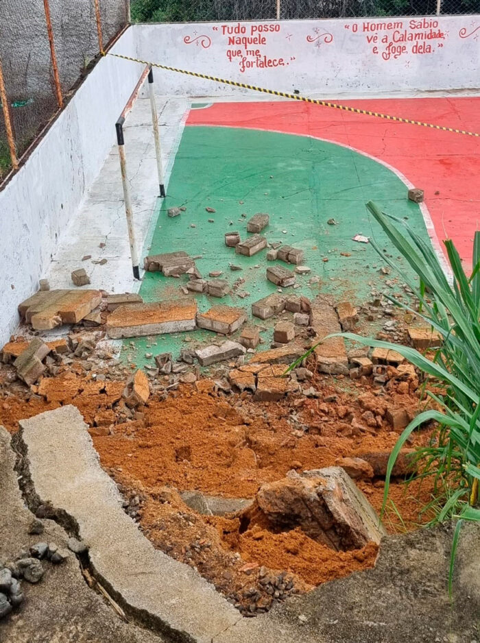 Muro de quadra poliesportiva desaba em Juiz de Fora 1 quadra desaba em jf