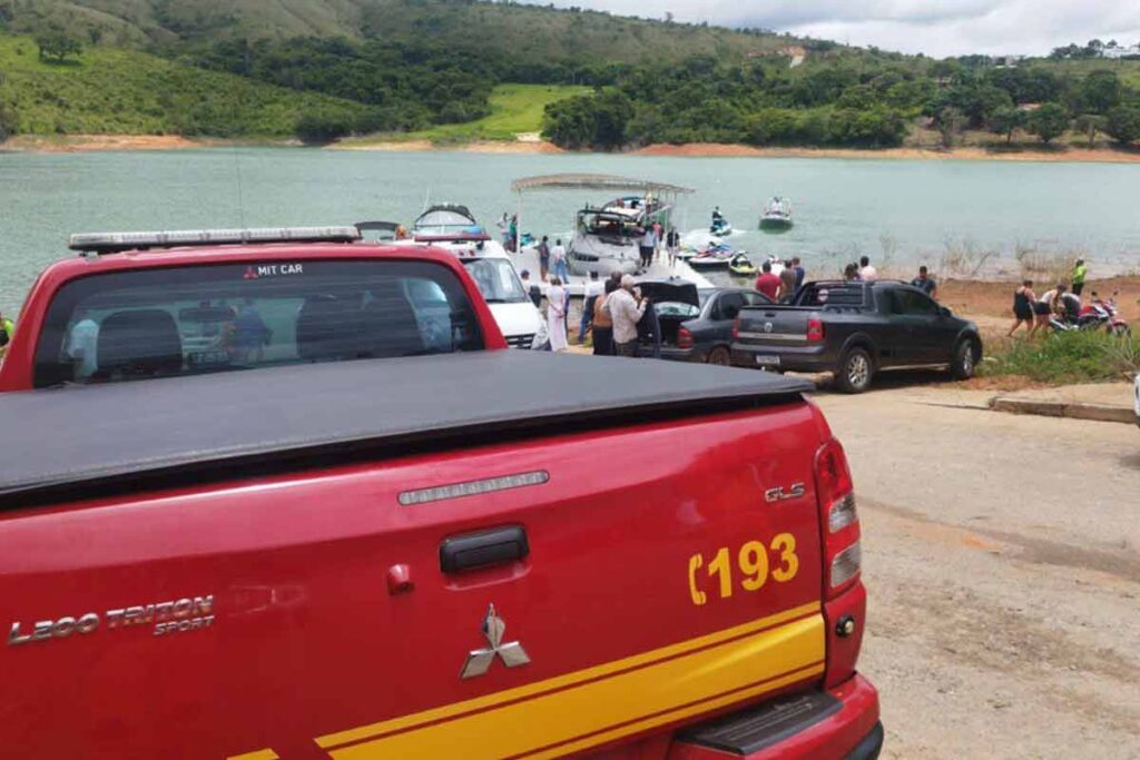 Helicóptero com quatro pessoas cai em lago em Capitólio; uma morte é confirmada 1 Queda de helicoptero em Capitolio Bombeiros