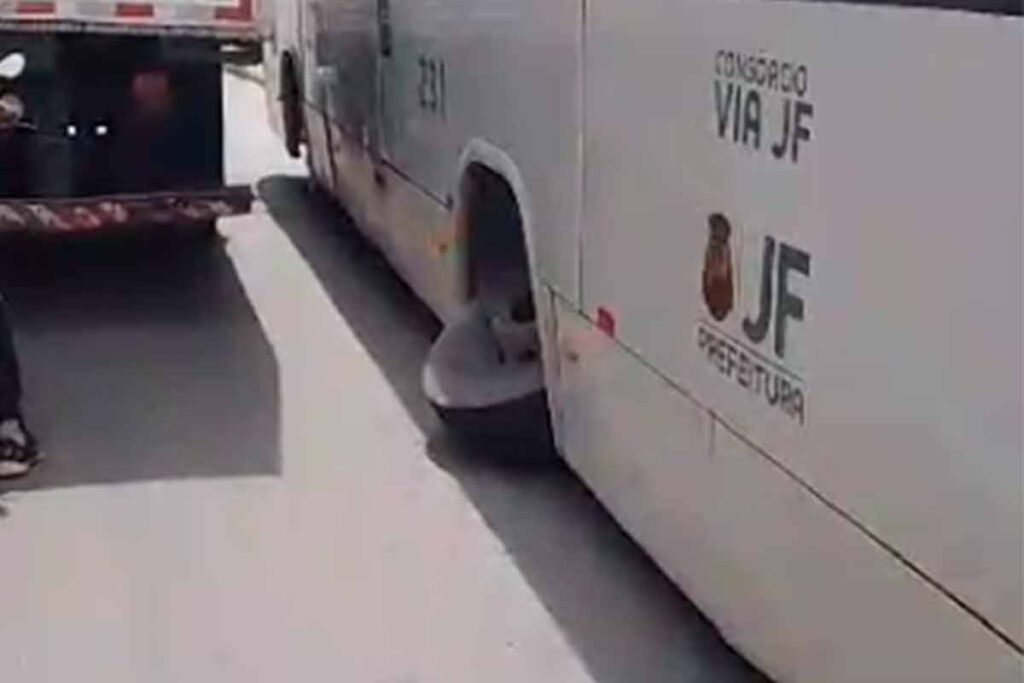 Roda de ônibus em movimento se solta 1 Sem Titulo 1 2