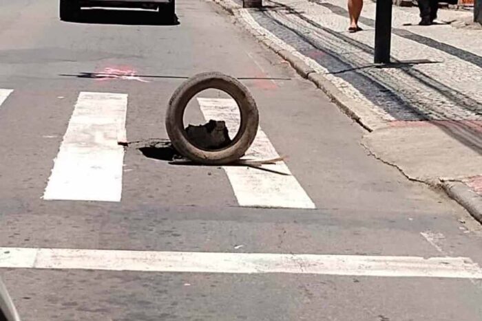 Buraco prejudica tráfego de veículos e acessibilidade na Rio Branco 1 Vida Urbana Tribuna de Minas
