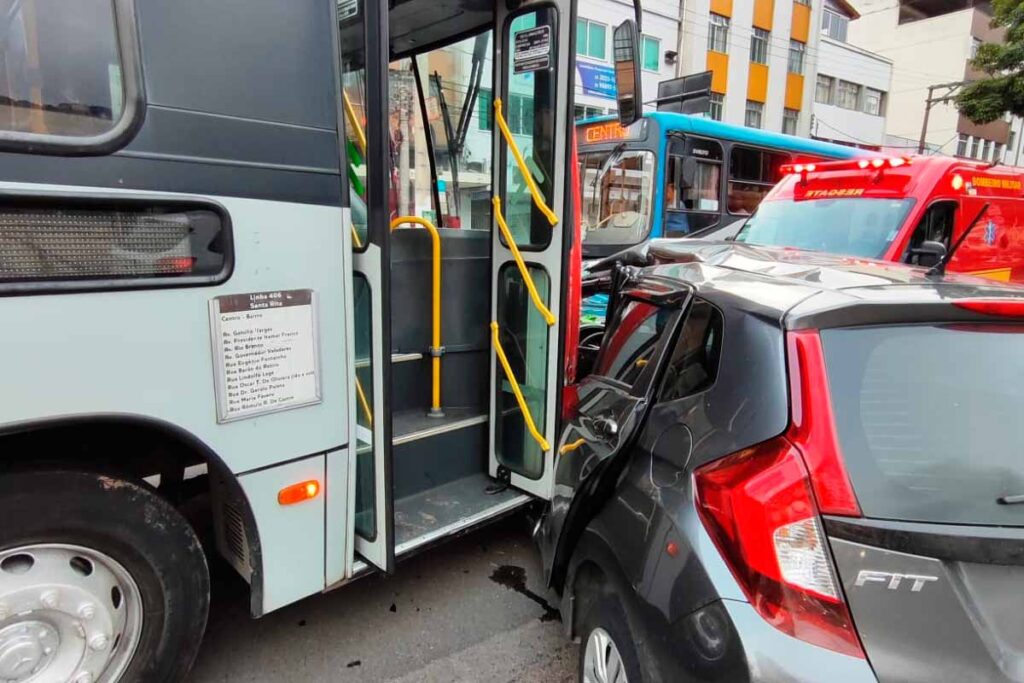 Ônibus se envolvem em acidentes na região central 3 Ônibus se envolvem em acidentes na região central