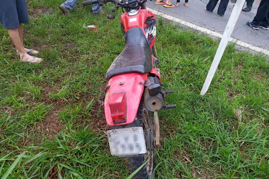 Motociclista morre ao se chocar com caminhão na BR-267 1 acidente br 267 bicas prf radio difusora