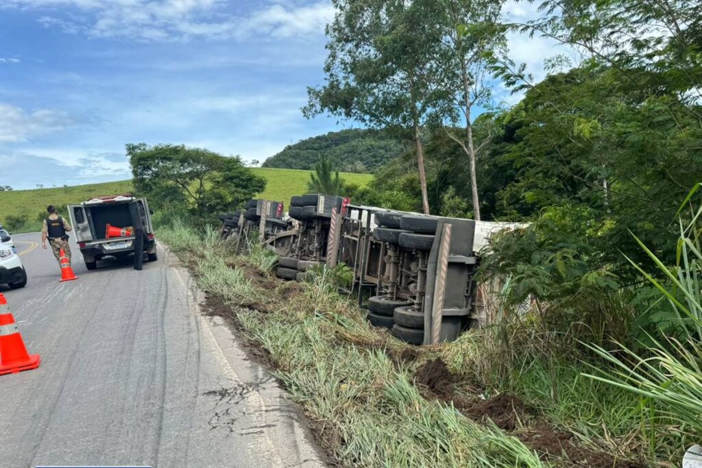 Caminhão carregado com argila tomba na MG-265 1 acidente carreta mg 265 divulgacao pmr