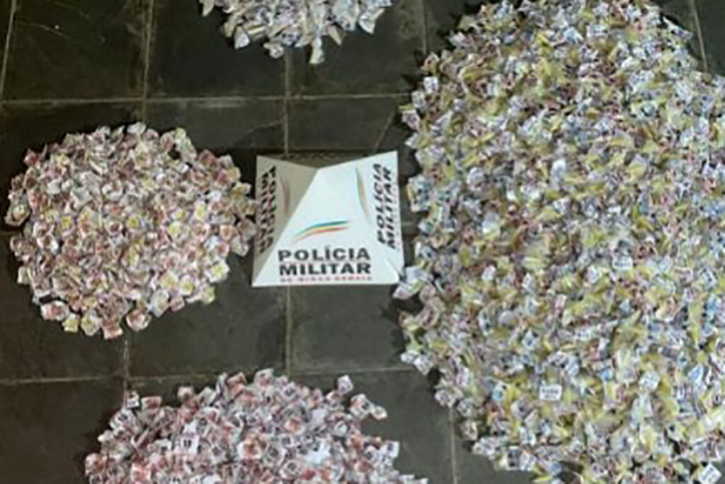 PM apreende mais de 5 mil porções de cocaína e crack em matagal 1 apreensao adrelandia by pm editada
