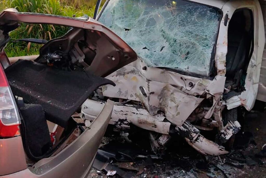 Duas pessoas morrem e uma fica gravemente ferida após acidente na BR-040 2 Duas pessoas morrem e uma fica gravemente ferida após acidente na BR-040