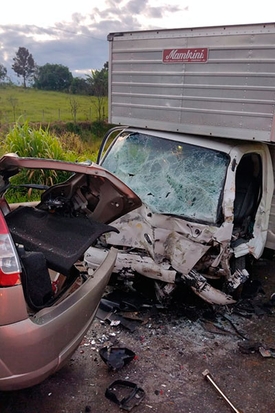 Duas pessoas morrem e uma fica gravemente ferida após acidente na BR-040 1 barbacena acidente carro e caminhao foto bombeiros