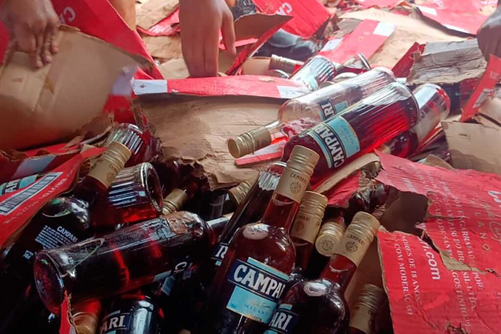 Carreta com garrafas de Campari tomba e carga é saqueada 3 Carreta com garrafas de Campari tomba e carga é saqueada