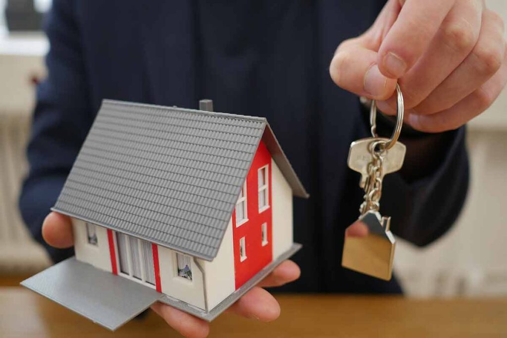 Vai alugar um imóvel? Saiba o que fazer para evitar abusos no contrato 1 chave casa imovel aluguel pixabay
