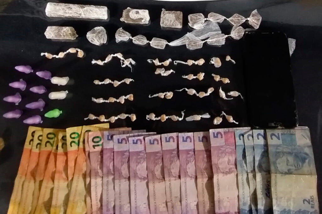 Dupla é presa, e adolescente, apreendido por tráfico de drogas 1 drogas divulgacao pm