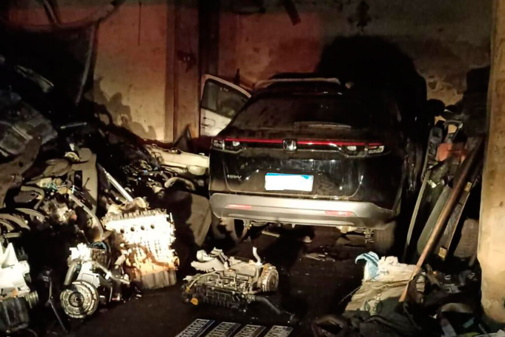 Veículos com placas adulteradas são apreendidos em garagem 1 garagem carros apreendidos editada
