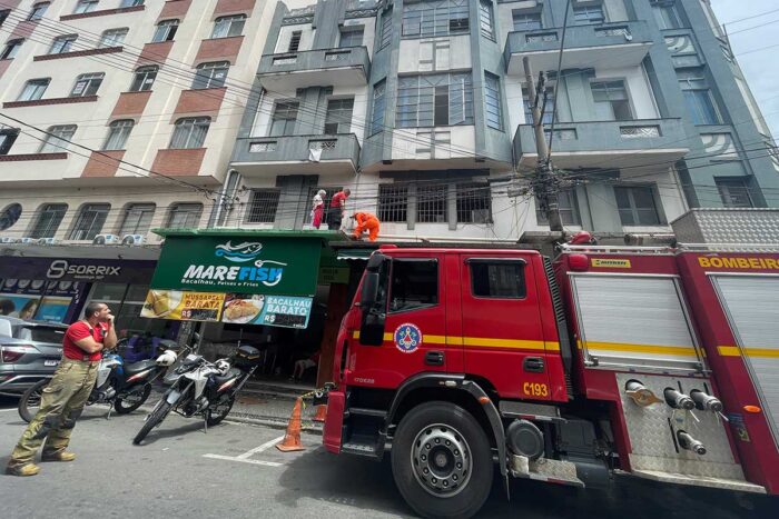 Bombeiros combatem incêndio e descobrem caça-níqueis no Centro de JF 1 incendio centro by couri editada