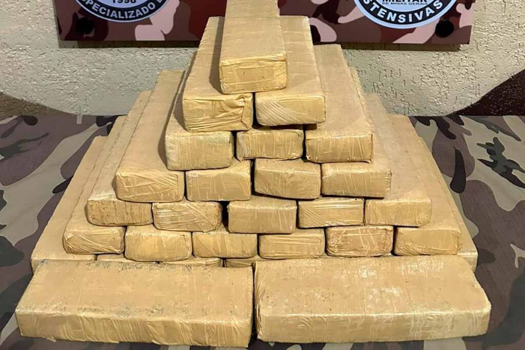 PM encontra 30 barras de maconha em obra 2 PM encontra 30 barras de maconha em obra