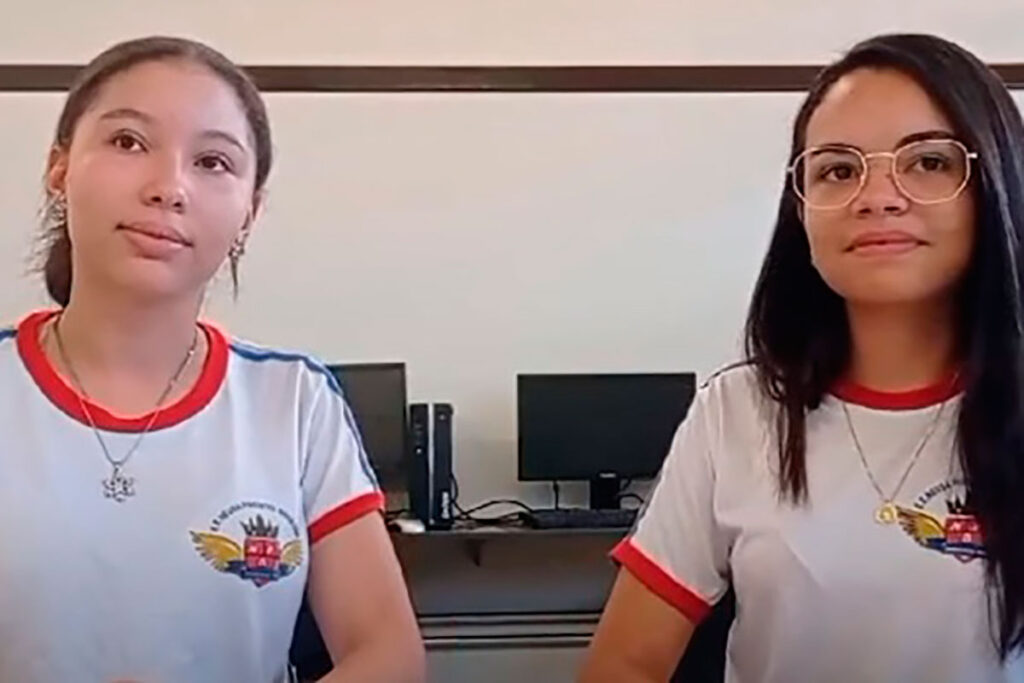 Estudantes mineiras são premiadas por criação de mouse adaptado para colegas com mobilidade reduzida 2 mouse sem toque alunas paracatu foto see mg divulgacao