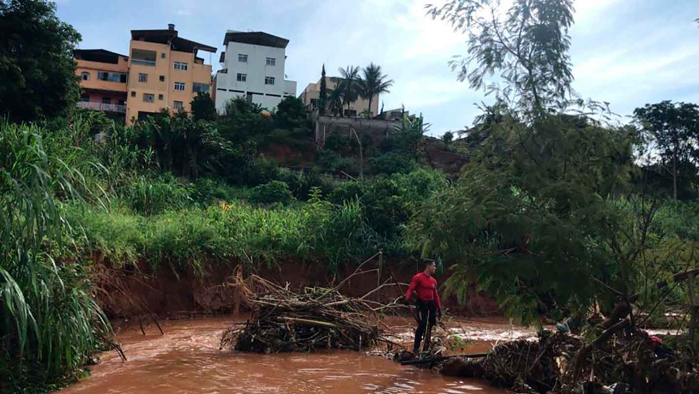 Corpo de motociclista é encontrado um dia após ter sido arrastado por enxurrada 2 Corpo de motociclista é encontrado um dia após ter sido arrastado por enxurrada