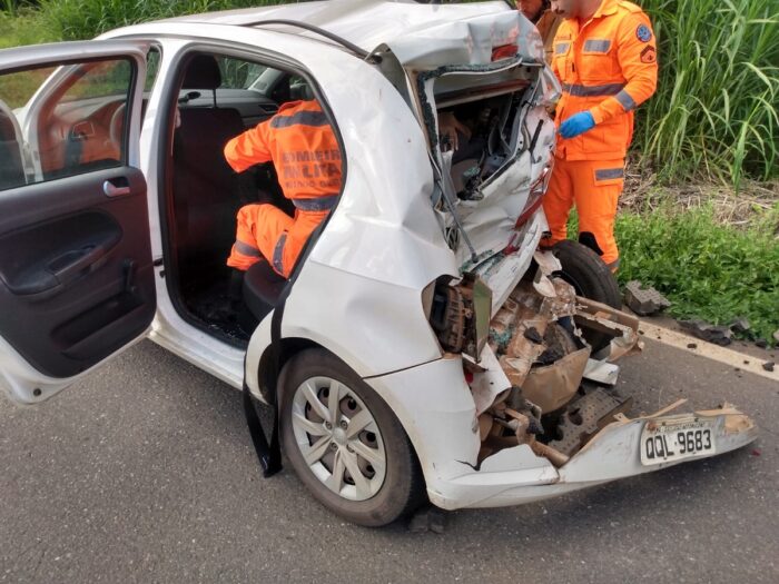 Acidente entre caminhão e carro deixa feridos na BR-267 1 Acidente BR 267 Corpo de Bombeiros