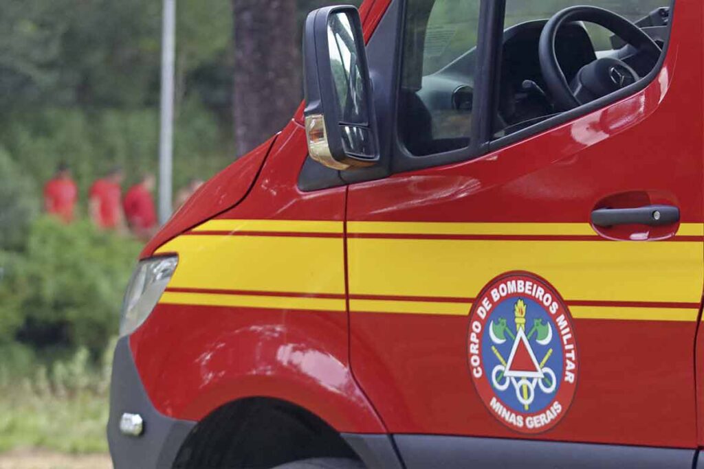 Acidente entre ônibus e carreta deixa, inicialmente, 20 vítimas