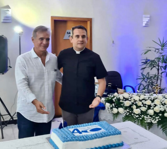 Coluna Cesar Romero - 02 e 03 de fevereiro de 2024 7 Eduardo Benjamin dos Santos e o padre Pierre Mauricio 010224 enviada pelo CR