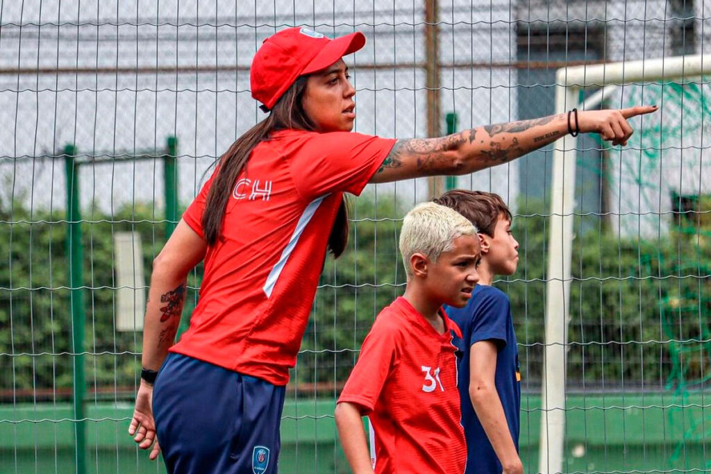 Preparadora de goleiros da região acerta com o Red Bull Bragantino 4 flavia guedes treina garotos