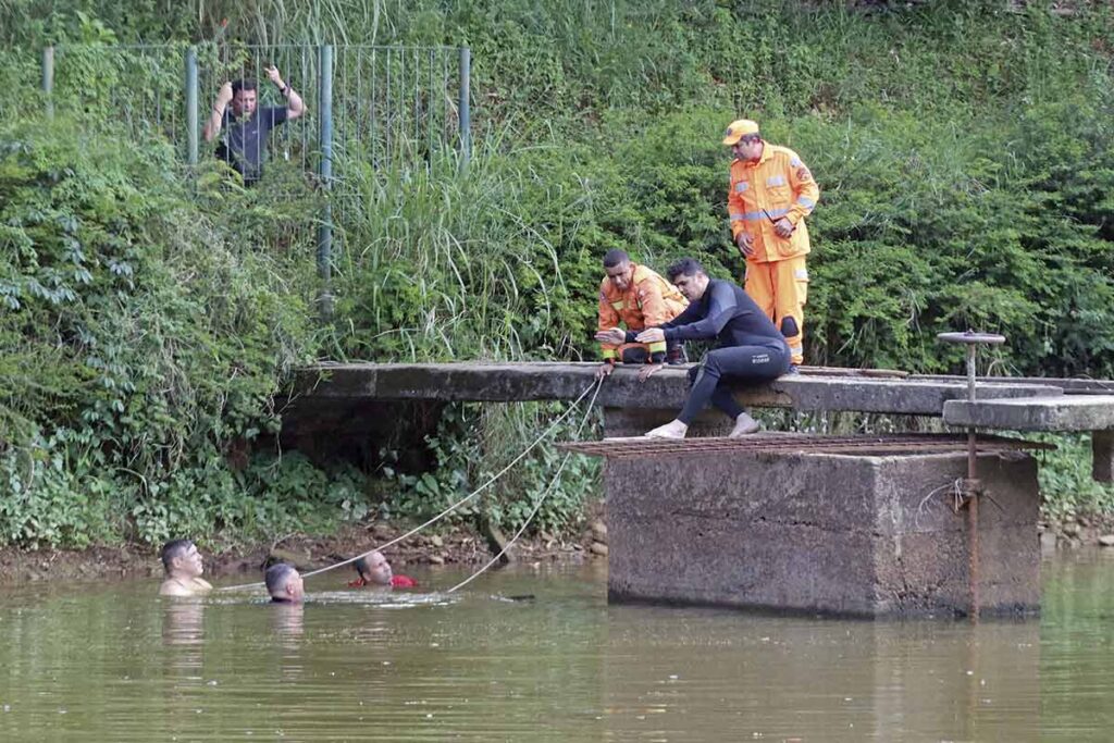 Bombeiros encerram busca por possível vítima de afogamento no Parque da Lajinha 1 PARQUE DA LAJINHA AFOGAMENTO LEONARDO COSTA 11