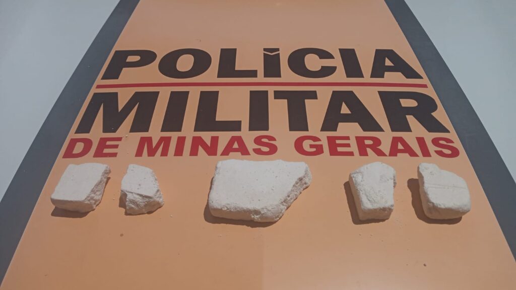PMR apreende porção de cocaína avaliada em R$ 240 mil na MG-353 1 R$ 240 mil em pasta base de cocaína são apreendidos em estrada de Juiz de Fora