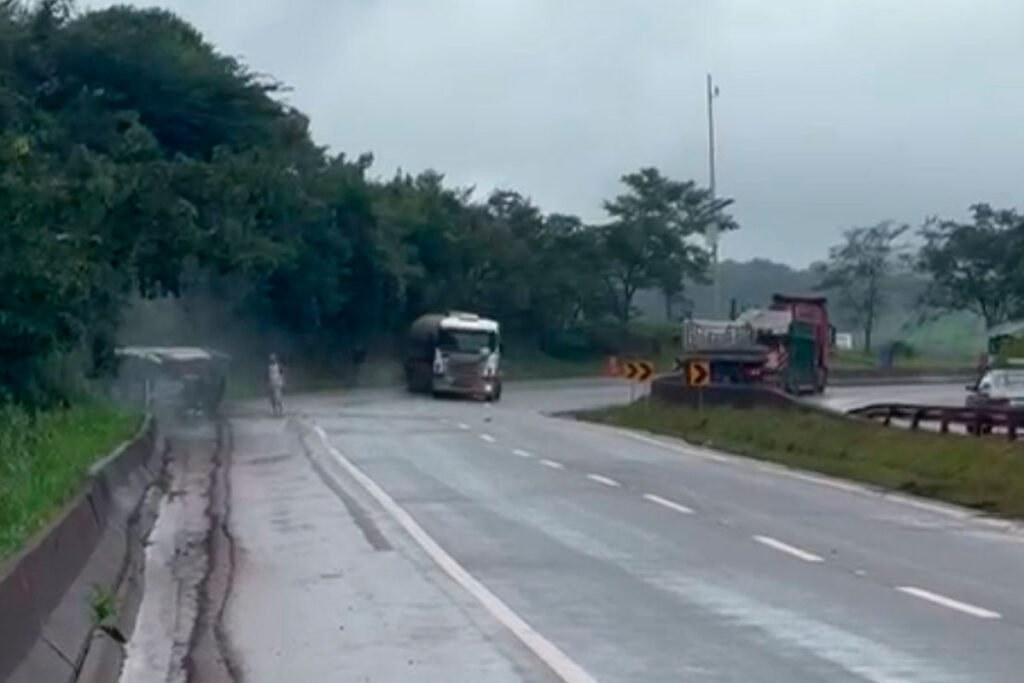 Vídeo que mostra acidentes em estrada devido a óleo na pista não foi feito em Juiz de Fora 1 acidente fernao dias redes sociais