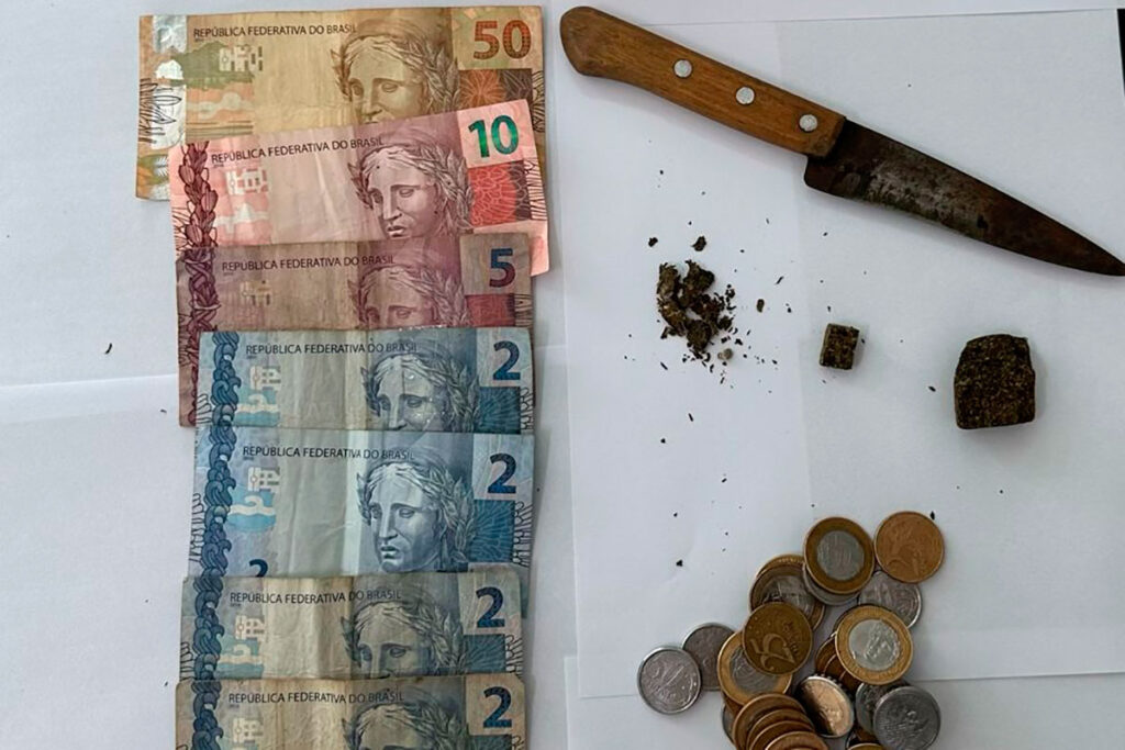 Homem arremessa maconha em escola para evitar flagrante da PM 1 apreensao barbacena pm editada